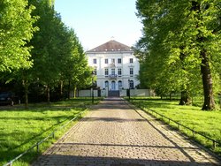 The Guesthouse: Schloss Mickeln